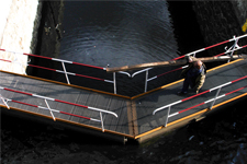 Homme sur une passerelle